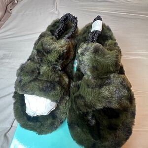 Array Olive Faux Fur Slippers, Size 8 NWB